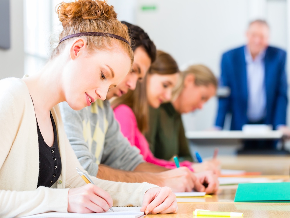 Viele Schülerinnen und Schüler freuen sich auf gute Zeugnisse