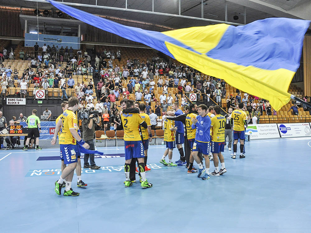 Wollen mit ihren Fans die Heimsiege erkämpfen und feiern: Die Handballstiere spielen im November drei Mal in Schwerin