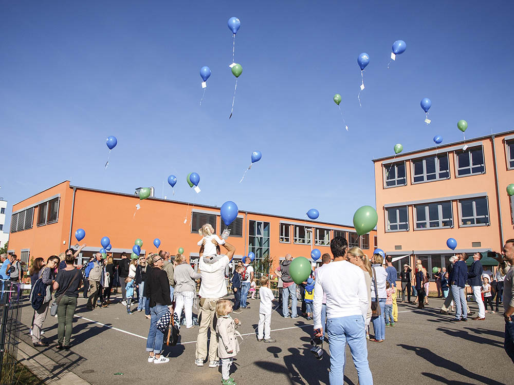 Kinder und Lehrer freuten sich über viele Gäste zum Jubiläum