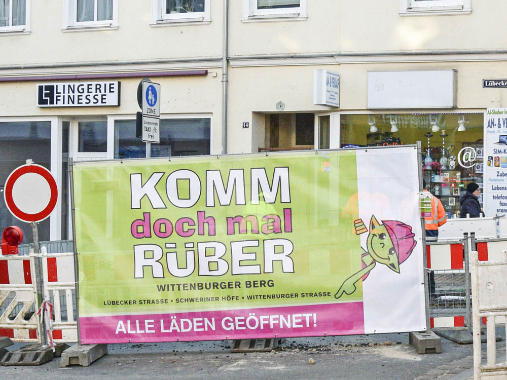 Plakatwände wie in der Lübecker Straße lotsen Passanten und Kunden auf ihrem Weihnachtseinkauf durch die Geschäfte am Wittenburger Berg