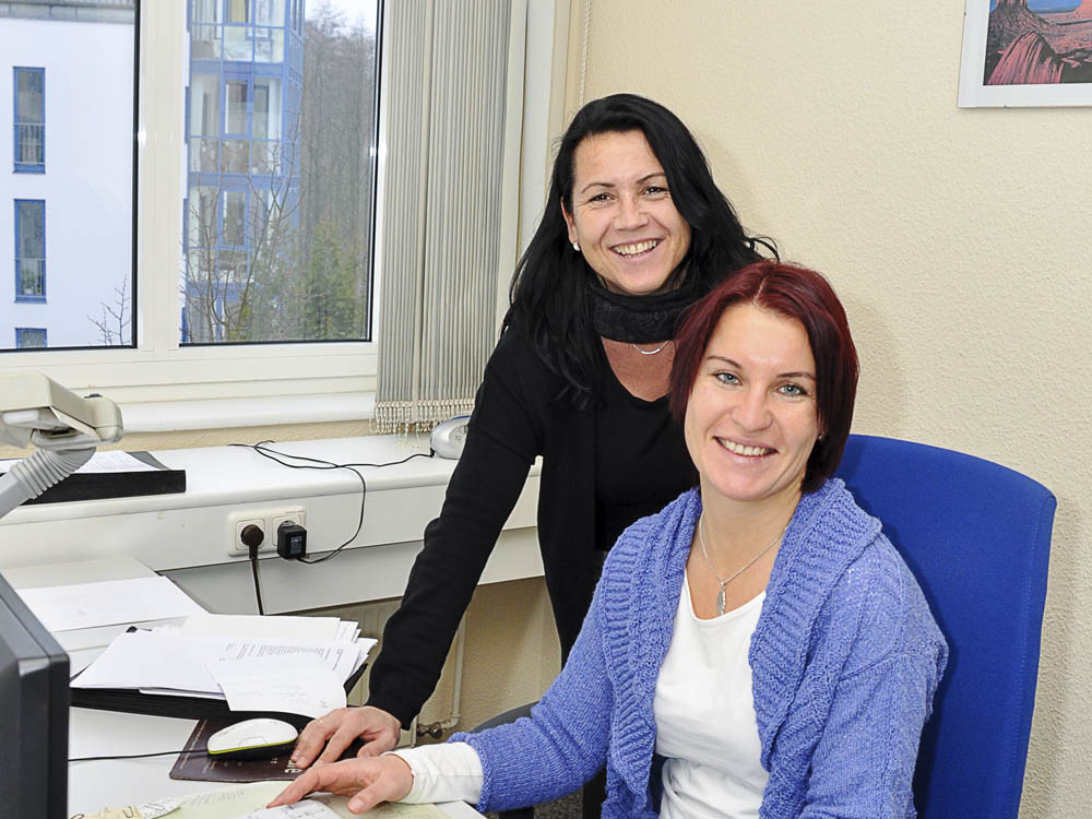 Die SDS-Mitarbeiterinnen Rebekka Dornquast und Anja Peldßus (r.) haben an der Erstellung der Gebührenbescheide mitgewirkt