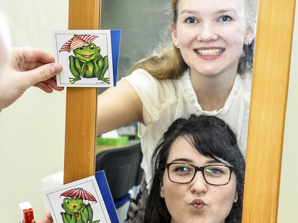 Nadja Fabinski und Lena Hornig demonstrieren Übungen für besseres Sprechen