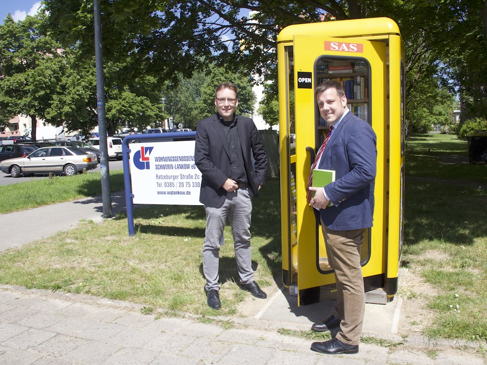 Neue gelbe Büchertauschbox an bekannter Kreuzung offiziell eingeweiht