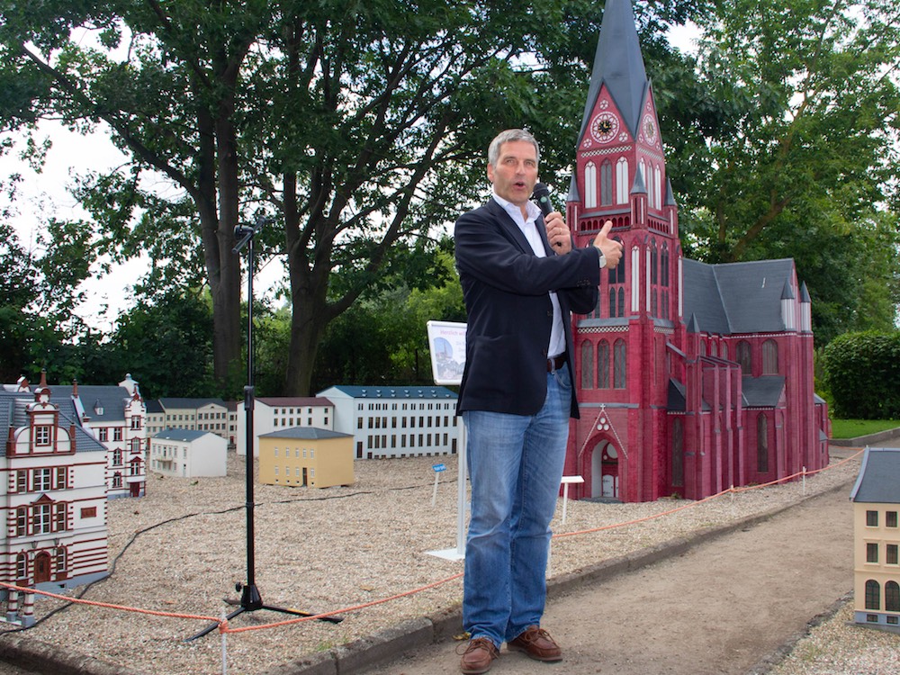 Zweieinhalb Jahre haben die 13 Mitarbeiter des Miniaturparks an den Wänden, dem Dach und den Fenstern des Schweriner Dom-Modells gebaut. Jetzt wurde das bisher höchste Objekt im AWO-Miniaturenpark Lankow eingeweiht.