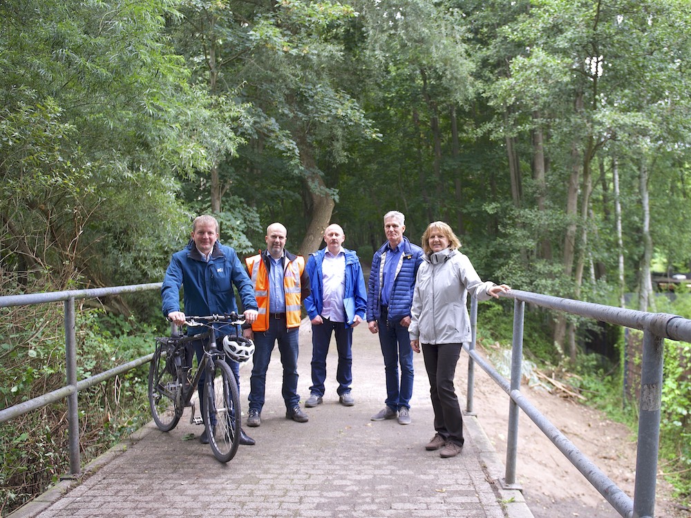 Wer mit dem Rad oder zu Fuß unterwegs ist, kann ab sofort wieder die beliebte Route zwischen Faulem See und Zoo-Parkplatz nutzen. Der Weg bildet eine wichtige Verbindung zwischen Innenstadt und den Stadtteilen Zippendorf und Mueß.