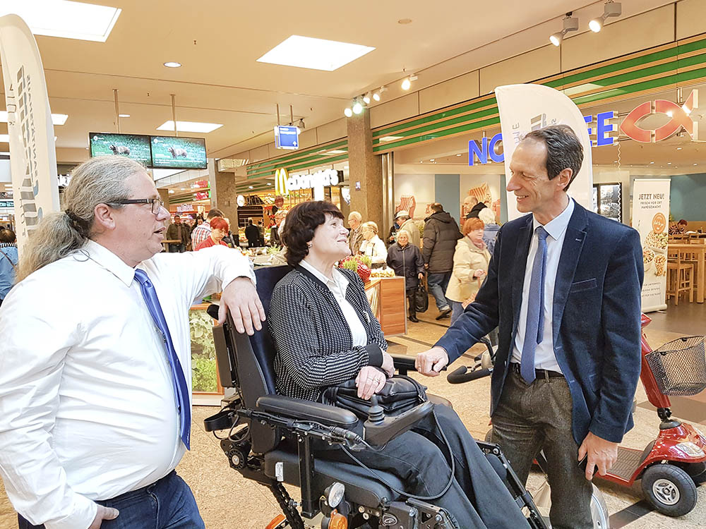 V.l.: Thomas Unterberger von Sanitätshaus Hofmann, Angelika Stoof, Vorsitzende des Behindertenbeirats Schwerin und Matthias Crone, Bürgerbeauftragter des Landes Mecklenburg-Vorpommern. Foto: Sanitätshaus Hofmann