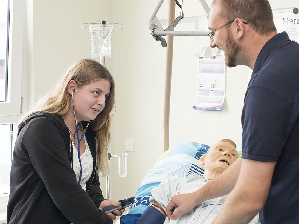 Jetzt für Ausbildung zum Alten- und Krankenpflegerhelfer bewerben