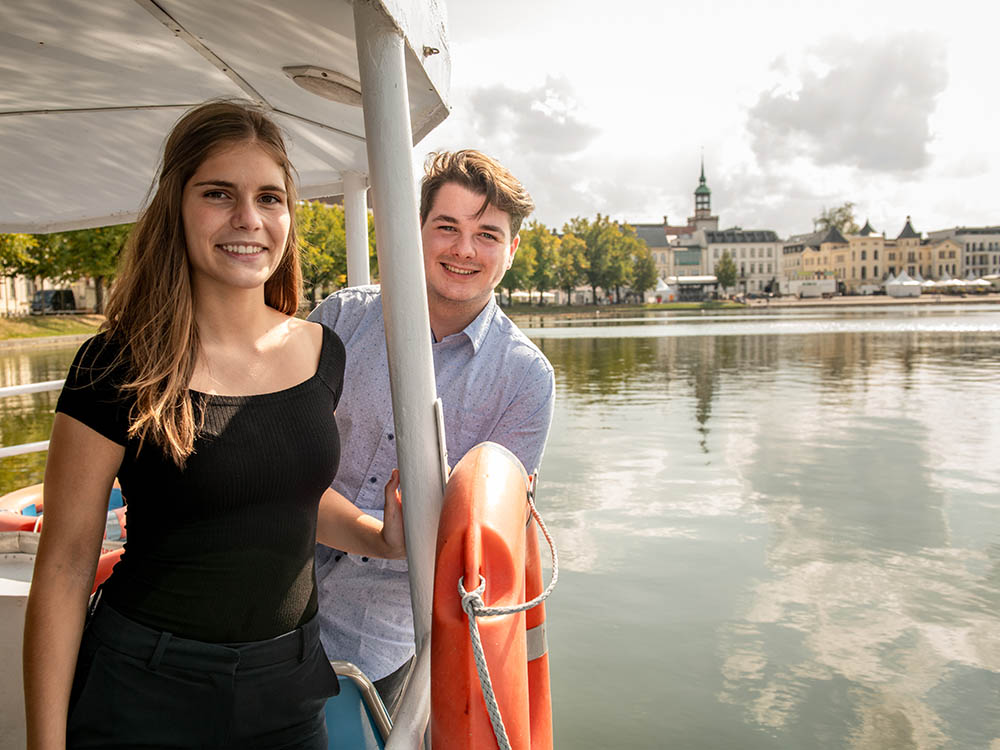 Vanessa Heidrich (18) und Paul Schröder (17) sitzen als neue WGS-Azubis in einem Boot