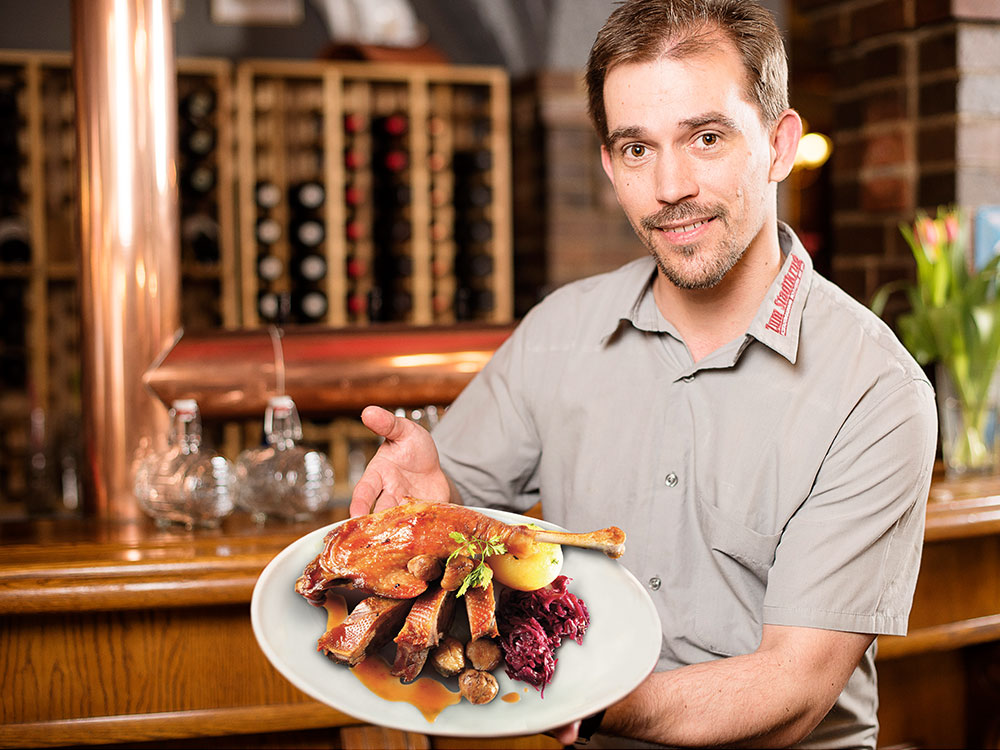 Brauhaus-Küchenchef Christian Messe weiß, was gut ist:  knusprige Gänsekeule, Apfelrotkohl, Maronen und Klöße