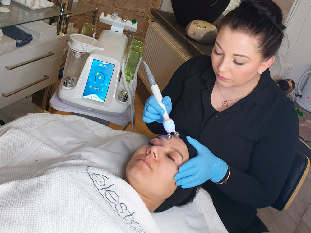 Eine reinigende Aqua Facial Behandlung oder Permanent Make-Up bringen das Gesicht zum Strahlen