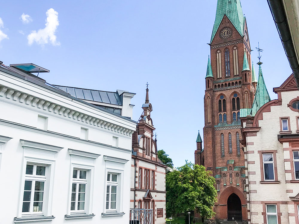 Schwerin erwacht wieder zum Leben. Vom Eckfenster des Café Honig aus lassen sich die Touristen auf den Straßen beobachten, wie sie schlendernd die Stadt erkunden. Und auch viele Einheimische sehen ihr Umfeld nun mit anderen Augen