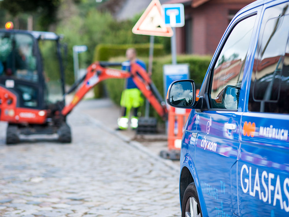 Von Sommerpause keine Spur: Der Glasfaserausbau hat auch in den Ferienmonaten Hochkonjunktur.