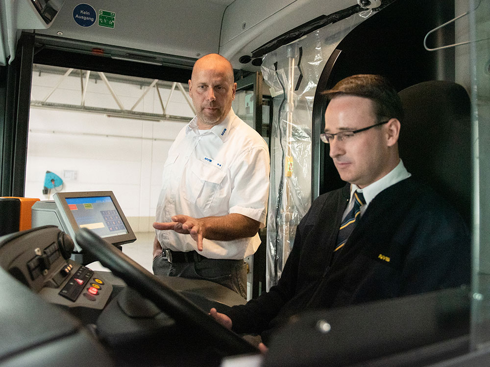 „Seit Jahren bilden wir unsere Straßenbahnfahrer selbst aus. Nur wer Busfahrer werden und seinen Führerschein Klasse D machen wollte, musste zu einer externen Fahrschule.