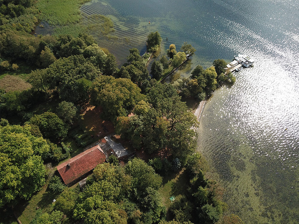 Nun ist nach wiederholter Ausschreibung ein neuer Betreiber gefunden. Von April bis Oktober, ausnahmsweise auch in anderen Monaten, kann die Insel besucht werden.