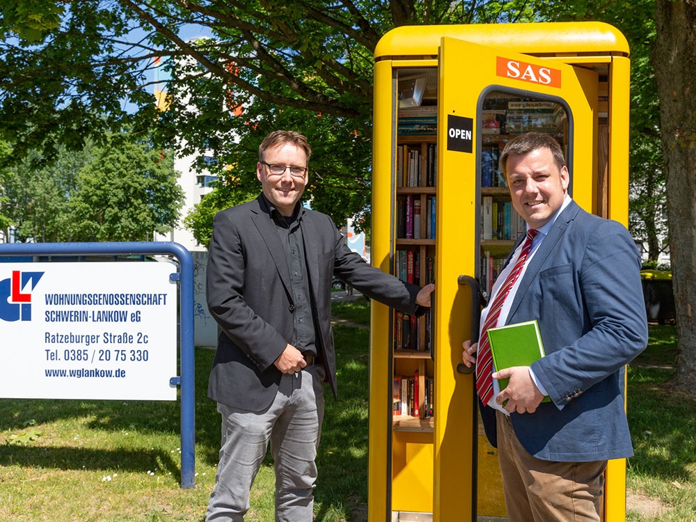 Gleich nachdem die ehemalige Telefonzelle an der Ecke Rahlstedter Straße und Kieler Straße aufgestellt und eingerichtet worden war, füllten die Anwohner fast alle Regale vollständig mit ihren Büchern.